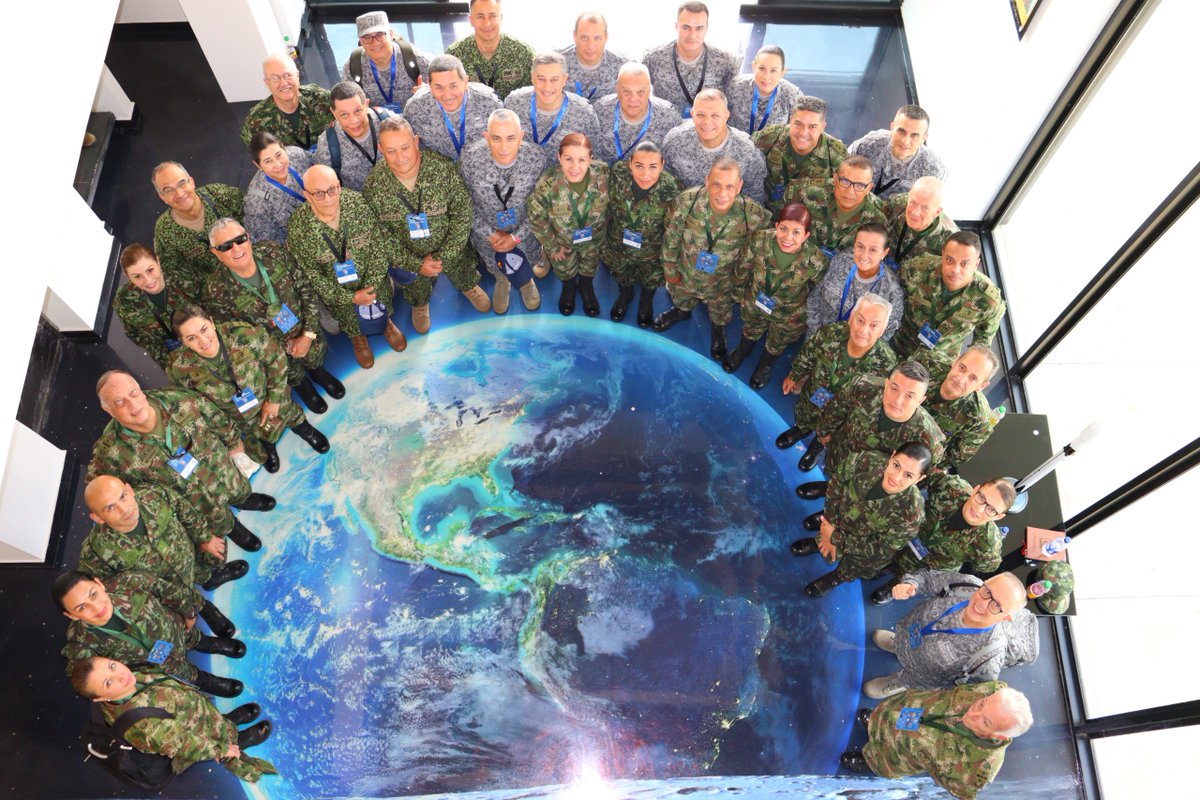 FuerzaAereaCol's tweet photo. Finalizó con éxito el Congreso anual de los Profesionales Oficiales de Reserva de las @FuerzasMilCol en la Base Aérea Marco Fidel Suárez en #Cali.
Más de 300 asistentes participaron en este encuentro que fortalece capacidades en beneficio de los colombianos.
#PORFAC
#AdAstra🚀 https://t.co/70BgvJ3qrE