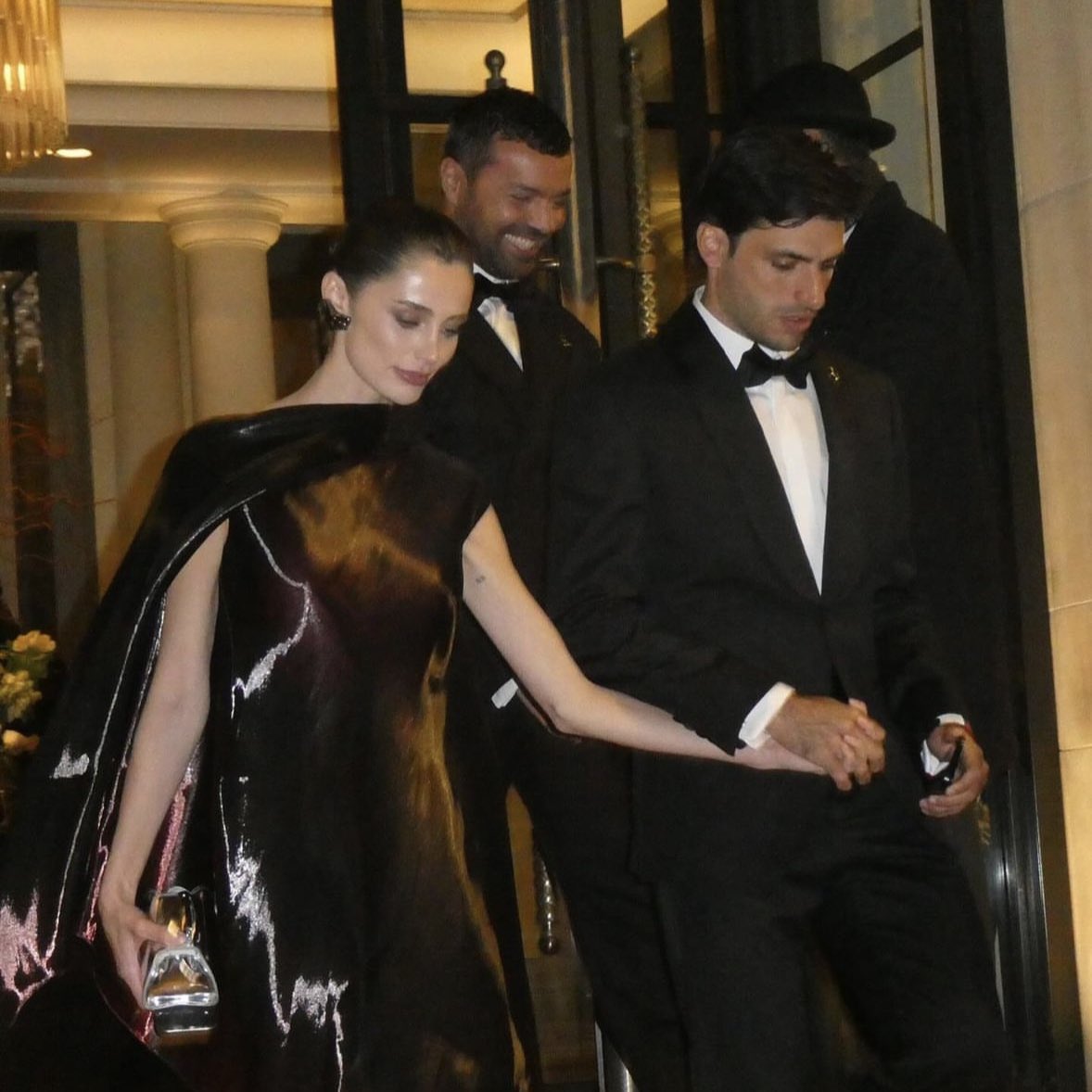 sinto muito mas ele serviram casal chique ricos&amp;finos. adorei o vestido da rebecca