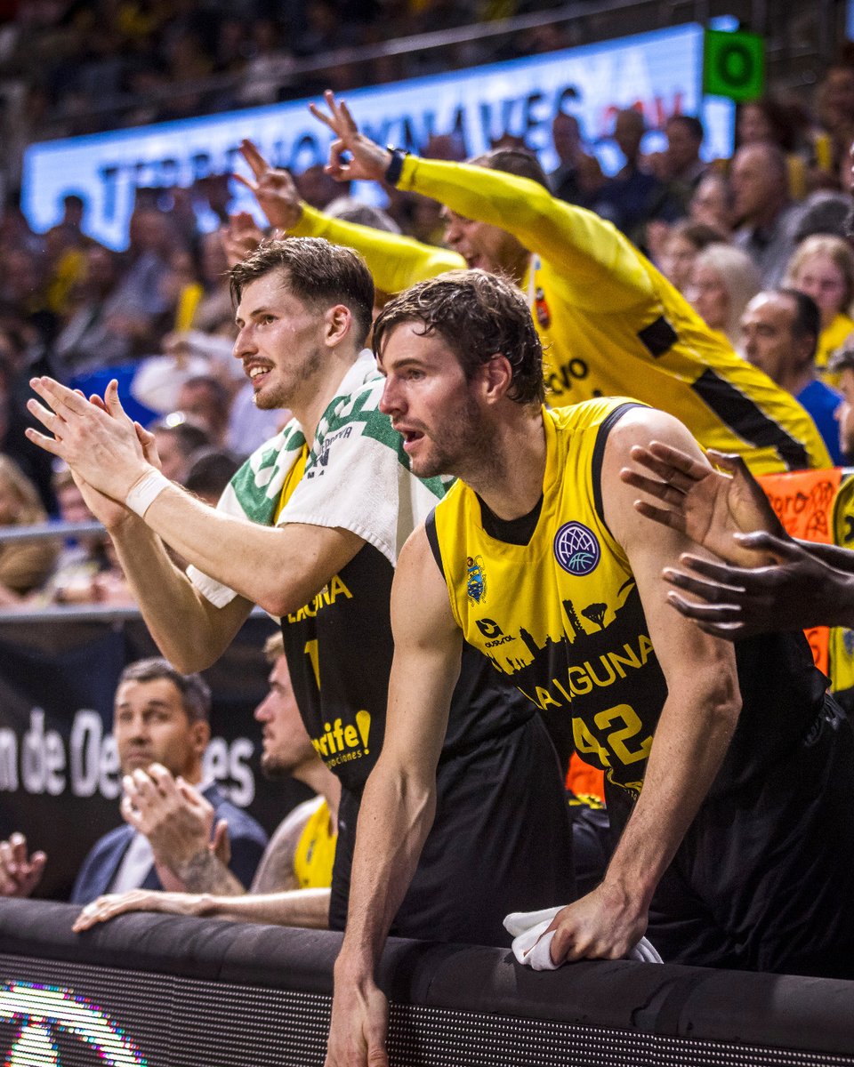 CB1939Canarias's tweet photo. 👌 Aro pasado de #ThomasScrubb. Cuatro puntos seguidos del canadiense para el 33-31.

😍 ¡Qué manera de mover el balón! ¡Seguimos!

💛🖤 #VamosCanarias #LaLagunaTenerife #SeLlevaDentro https://t.co/NIvpr883Th