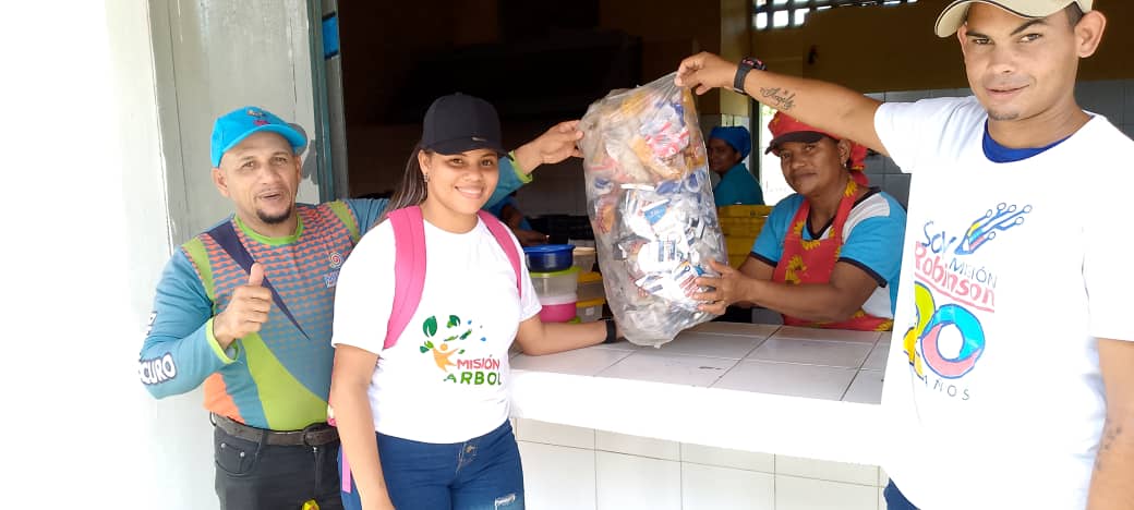 MisinRobinson's tweet photo. El día de hoy 13/11/24 Misión Robinson Casacoima junto a la Misión Árbol y el minec en la recolección de enseres y la donación de 20 plantas de berenjena a la escuela El trinfito recibimos por la MCS Heidis Noriega y las Cocineras de la patria Ubicada en la Parroquia Manuel Piar https://t.co/VH1TuiWdjv