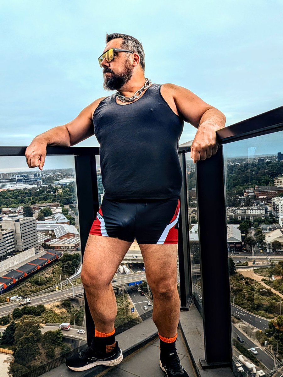 Perth bear chilling in Melbourne 
#gay #gaybear #bulge #footyshorts