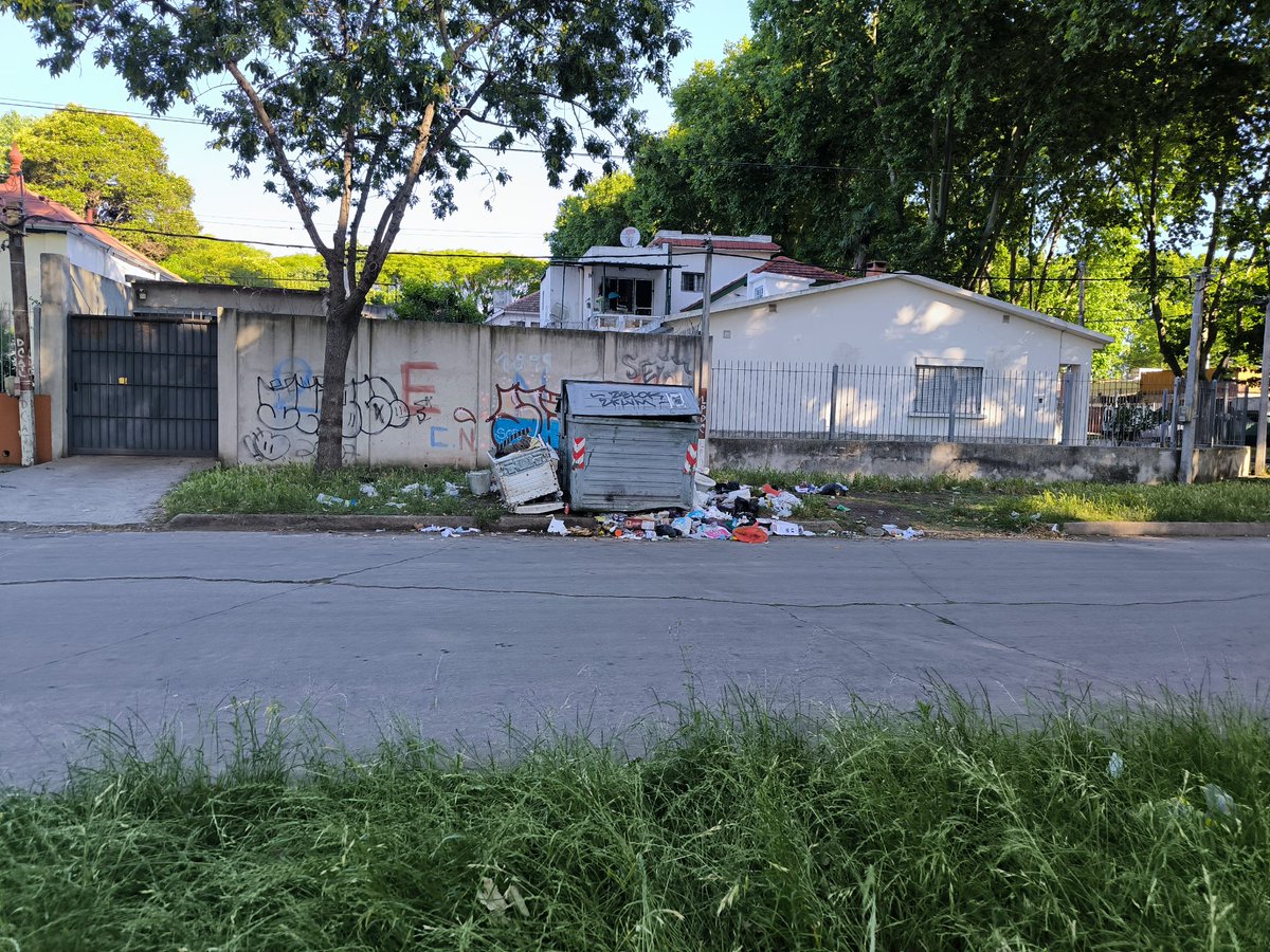 rodrigorie1's tweet photo. @montevideoIM @MunicipioGMvd @mauriciozuninoc @FedericoGrana señores de la intendencia. 3 días hace que hay esa mugre. No sé olviden de la gente https://t.co/TENj9Tfm6k