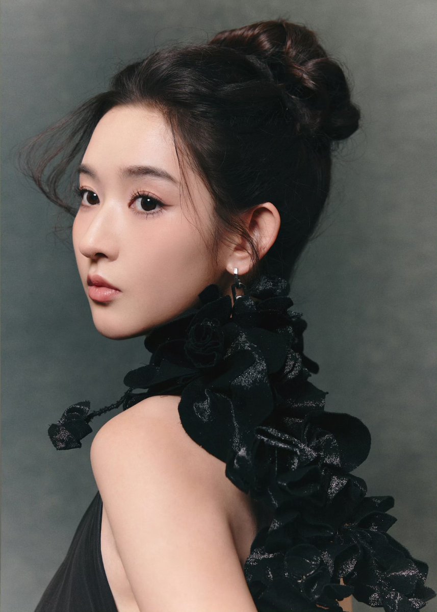 Wang Yuwen wore #VeraWangHAUTE to the 2024 Weibo TV &amp; Internet Video Summit in Beijing.

A black plunging U-neck stretch cupro halter gown with an exaggerated silk faille bustle skirt accented by an asymmetric back strap of hand crafted lamé flowers.

#VeraWang #VeraWangGang