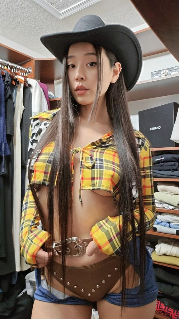 SangaYonini's tweet image. Ready for Texas? @_asianbunnyx 🤠