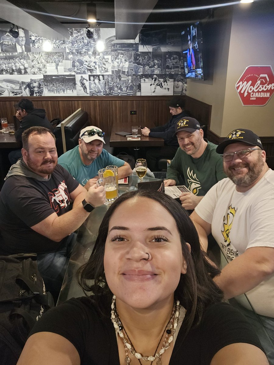 GCFunPolice's tweet photo. Layover in Edmonton
..what to do, what to do...
#ItBegins @GreyCupFestival @spiritofyeg #GreyCup
#GetArrested https://t.co/oCN2QvQMmd