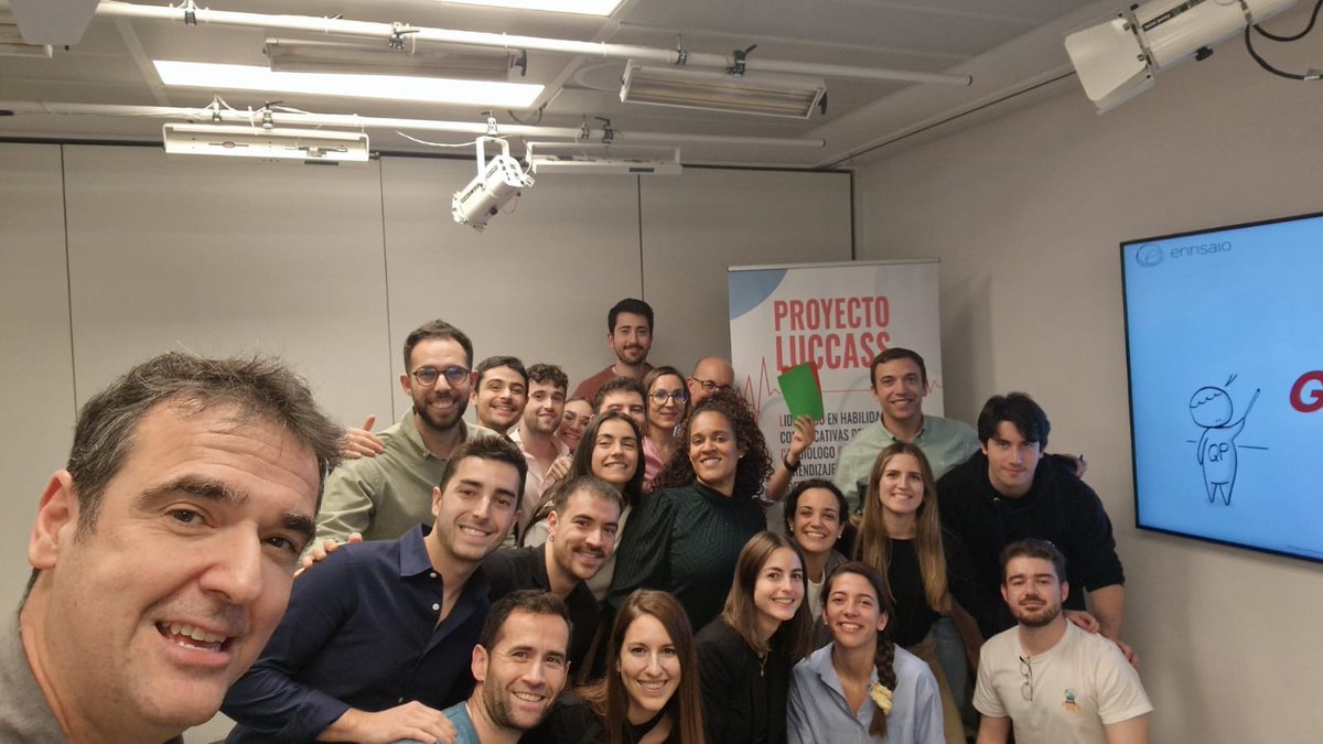 docvivas's tweet photo. Taller 🔝 para el aprendizaje de habilidades comunicativas, imprescindibles para el cardiólogo clínico. Gracias a Quique @ennsaio por su maestría y profesionalidad. #LUCCASS @secardiologia @clinica_sec @JovenesSec @ResiSec @CardioRed1 https://t.co/ov19gnci7s
