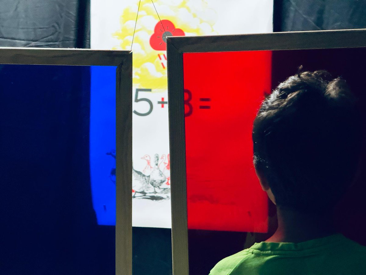 Avui l'escola Bosc de la Pabordia ha fet portes obertes per compartir amb tota la comunitat educativa el seu projecte artístic. Mitjançant una sèrie d'instal•lacions, treballen de forma transversal els fenòmens atmosfèrics, culturals, migratoris, lumínics... Molt bona feina!