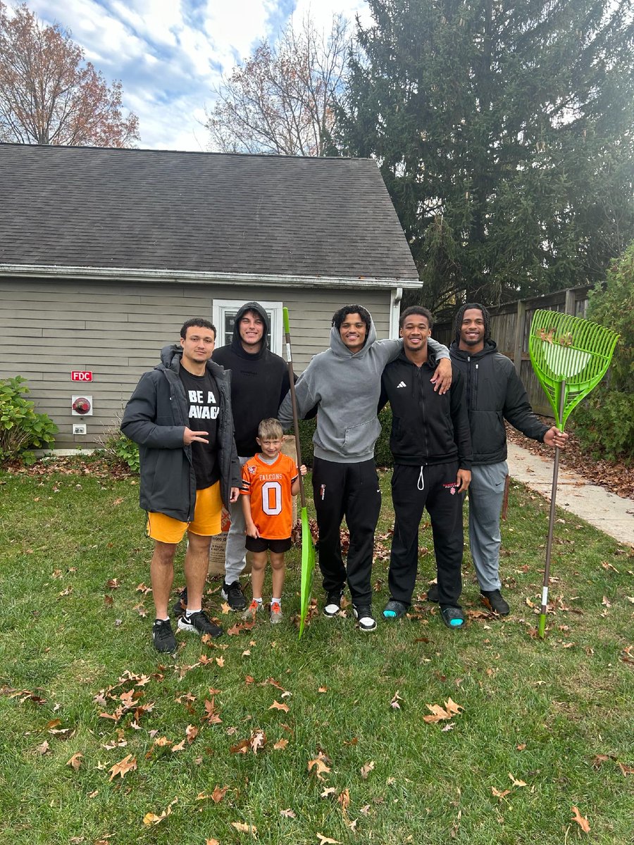 The Ziggy Collective (@ziggynil) on Twitter photo From winning games to spending time with our neighbors, we're all smiles over here in Bowling Green!! 
Thank you to our student-athletes who helped clean up for our friends at Wood Lane Residential Services ๐ค๐งก 
#ZiggyCollective #NIL #BGSU From winning games to spending time with our neighbors, we're all smiles over here in Bowling Green!! 
Thank you to our student-athletes who helped clean up for our friends at Wood Lane Residential Services ๐ค๐งก 
#ZiggyCollective #NIL #BGSU