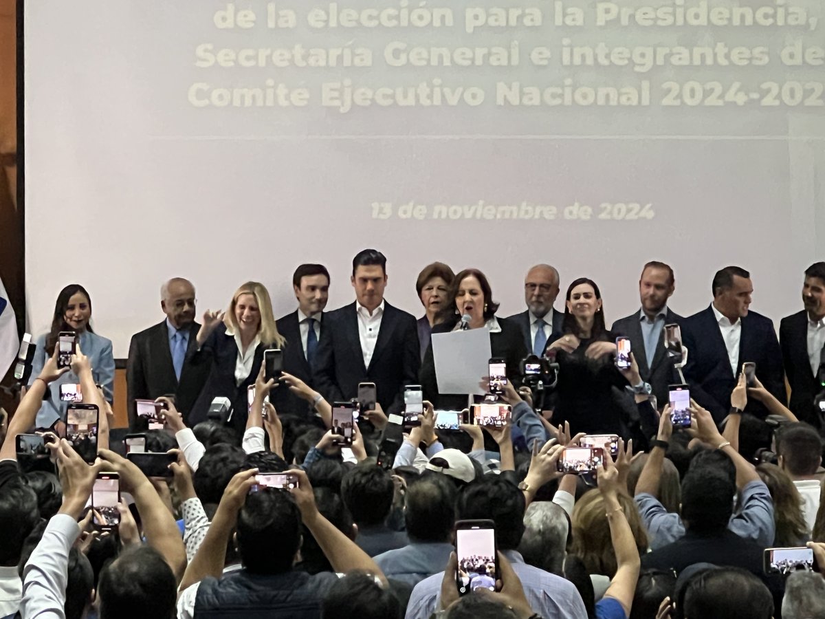 RevistaLaNacion's tweet photo. En la entrega de la Constancia de Mayoría de la Elección para la presidencia del @AccionNacional a @JorgeRoHe y su planilla, @anaterearanda, presidenta de la @CONECEN_2024, aseguró que hoy inicia una nueva etapa para el PAN, hoy se entrega la confianza de la militancia para la reconstrucción del PAN.