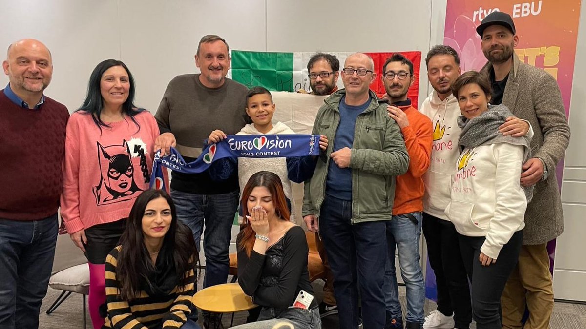 OGAEItaly's tweet photo. Anche quest'anno OGAE Italy è presente allo Junior Eurovision! Con l'occasione abbiamo incontrato il nostro rappresentante Simone Grande e il suo team! 🇮🇹 Grazie anche alla nostra capo delegazione Mariangela Borneo #simonegrande #piagiamaparty #jesc2024 #eurovision @marioacampa https://t.co/EZjmNDV7Mh