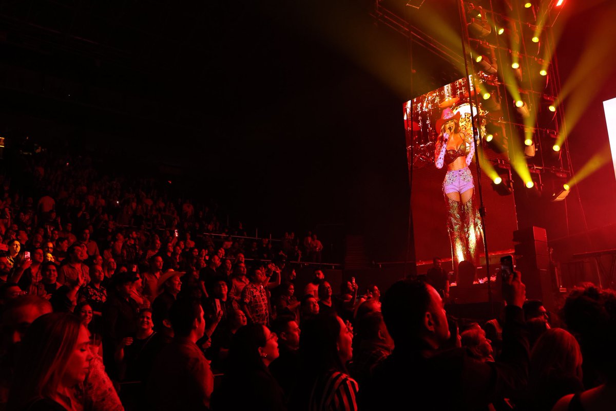 yuliflores's tweet photo. Un sueño ver la Arena Monterrey así de llenita de energía 💕⭐️✨ https://t.co/IKSjaEV38S
