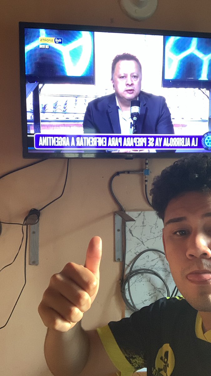 samudio2001's tweet photo. @TigoSportsPY #sumajestadelfutbol necesito la entrada para gritarle Cr7 a messi😭😂 https://t.co/w3rH2oyBDg
