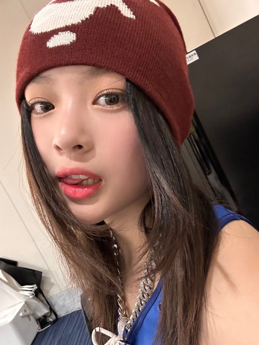 hanni 🏎️🏁 (@hannihourly) on Twitter photo 