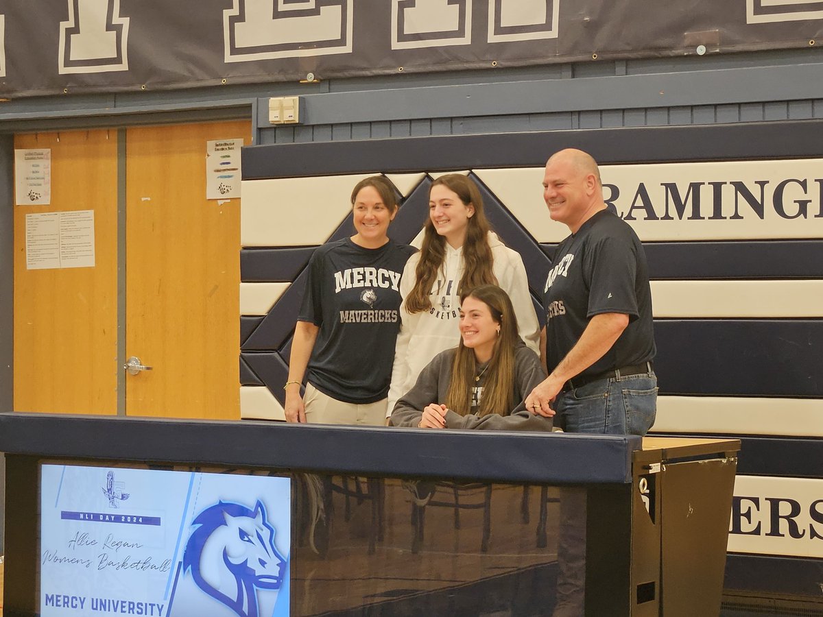 DanB1222's tweet image. Always great to see the smiles! Congrats to @AllieRegan14 and her family on her Signing Day! @WbbMercy @BashHoopsNE @MAHuskies @MAHuskies_eycl