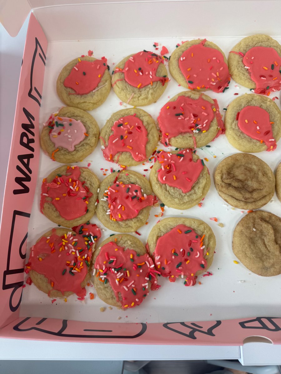 m_kar's tweet photo. @crumblcookies Really?? At least try to PRETEND that you care???? This was a $300 order to our office as a treat to our employees. This is what you send? #neveragain https://t.co/m7swWnjNsC