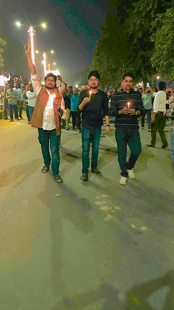 पहली बार गिड़गिड़ाने से
शब्द सूखते हैं
दूसरी बार में आँसू
और तीसरी बार के बाद
सूख जाते हैं भाव।
#Prayagraj #UPPCS_ROARO_ONESHIFT #Updatenews #StudentProtest
<a href="/amitpratapgarh/">Amit Tripathi </a> <a href="/satyanshutri/">SATYANSHU TRIPATHI</a>
