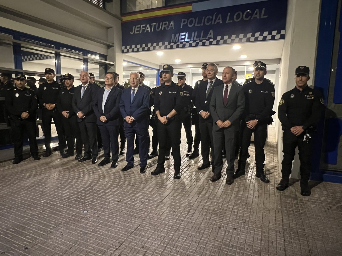 ondaceromelilla's tweet photo. (AVANCE) El presidente de la Ciudad, el vicepresidente y el consejero de Seguridad Ciudadana han acudido a la Jefatura de @policia_localML a despedir a los 14 agentes melillenses que esta noche viajan a Valencia a prestar su apoyo en la localidad valenciana de Sedaví. https://t.co/P6RjEs4Gn4