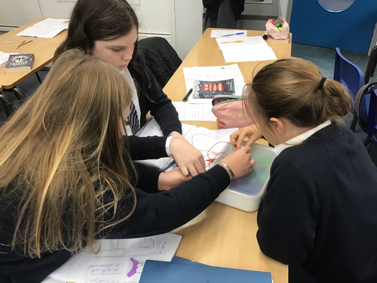 Y6 had fun investigating circuits in science this week! 😀💡🌟