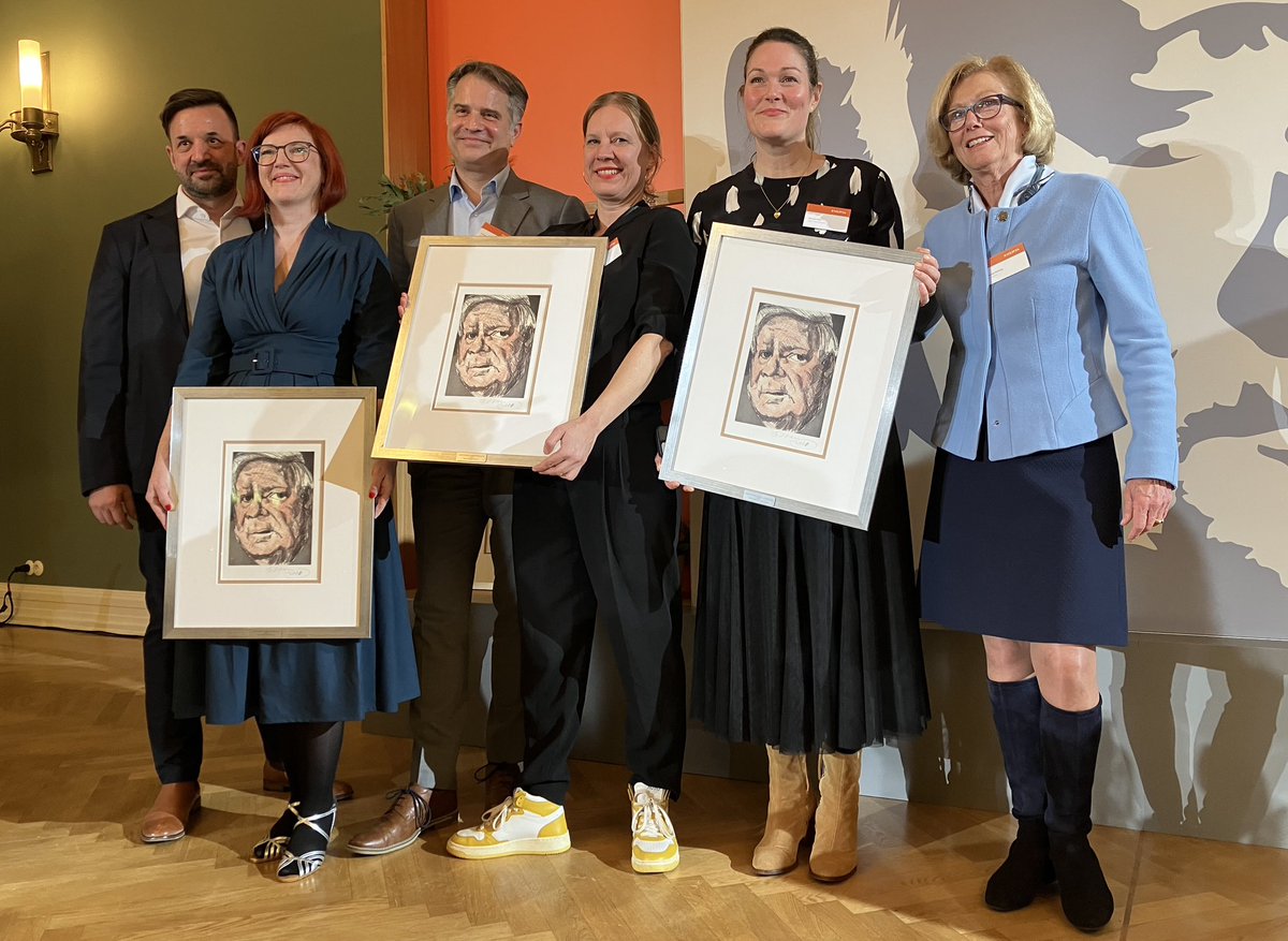ING Deutschland (@ing_deutschland) on Twitter photo Den 1. Preis belegt ein <a href="/sternde/">stern</a>-Investigativ-Team um <a href="/ch_esser/">Christian Esser @christianesser.bsky.social</a>, @MankaHeise und <a href="/kaiserinberlin/">tina kaiser</a>. In einer brisanten Recherche gelang es ihnen Mitarbeitende in die streng abgeschottete Welt einer #Tesla-Fabrik einzuschleusen und MissstÀnde aufzudecken. Den 1. Preis belegt ein <a href="/sternde/">stern</a>-Investigativ-Team um <a href="/ch_esser/">Christian Esser @christianesser.bsky.social</a>, @MankaHeise und <a href="/kaiserinberlin/">tina kaiser</a>. In einer brisanten Recherche gelang es ihnen Mitarbeitende in die streng abgeschottete Welt einer #Tesla-Fabrik einzuschleusen und MissstÀnde aufzudecken.