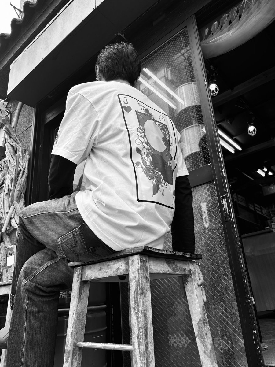 honu_s's tweet photo. いよいよ本日20:00〜GMTBコラボTシャツ「華札」が販売されます🎴1ヶ月の限定販売なので、良かったらこの機会にお揃いになりましょう❣️
#下描きなしの一発勝負 #日常品ART #文具 #zebra #世界1のマッキーアーティスト #ventangle #GMTB #SHARK #華札 #コラボTシャツ #限定
https://t.co/NKa1NSrGPN https://t.co/OkL3dycCuq