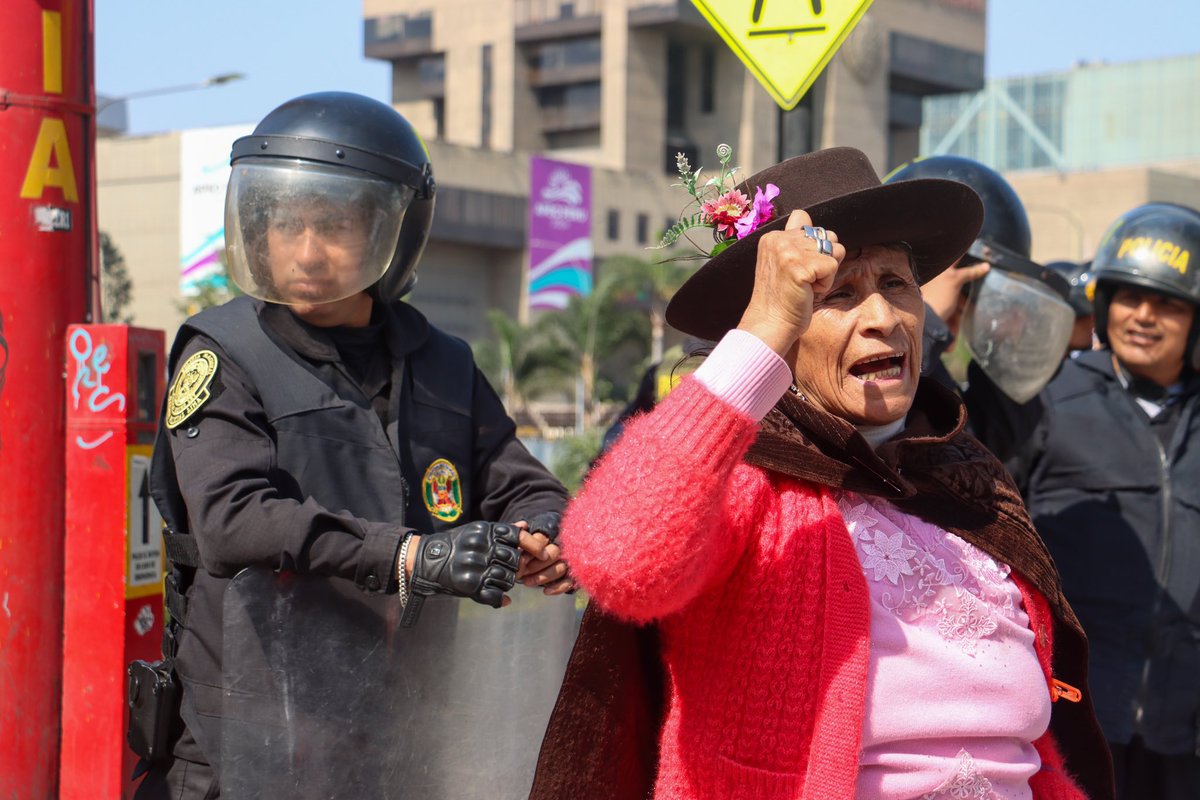 Bloque ciudadano de Lima Sur ha llegado a protestar frente al Ministerio de Cultura, sede del APEC. El grupo está conformado por comités de los distritos de Villa El Salvador, VMT, SJM, Chorrillos y Lurín. #ParoNacionalIndefinido 

📸: <a href="/ErickYeker/">Erick Yeker</a>