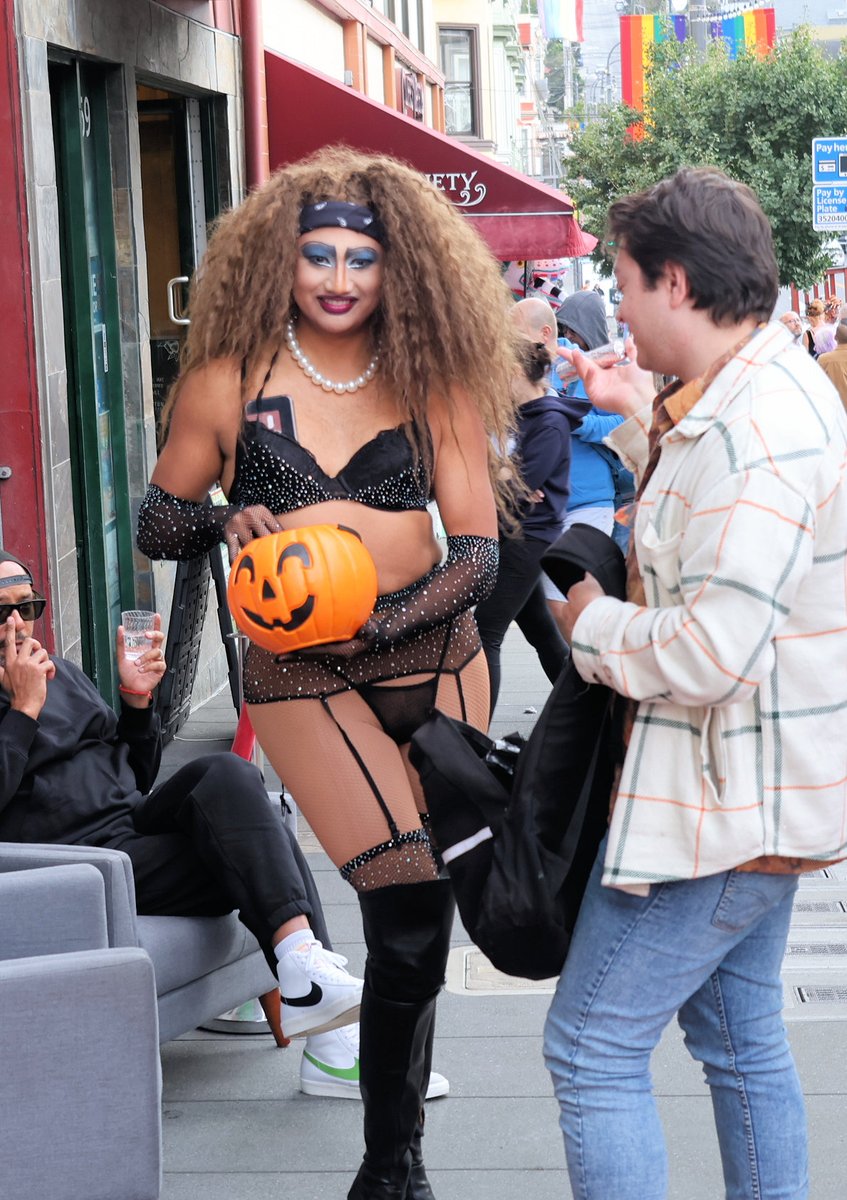 LGBTPhotoGuy's tweet image. In the Castro SF for Halloween. For more photos please visit my website at DarrylPelletierPhotography.com  #CastroHalloween #CastroSF @castrosf @outmagzine #lgbtq @lgbtqnation