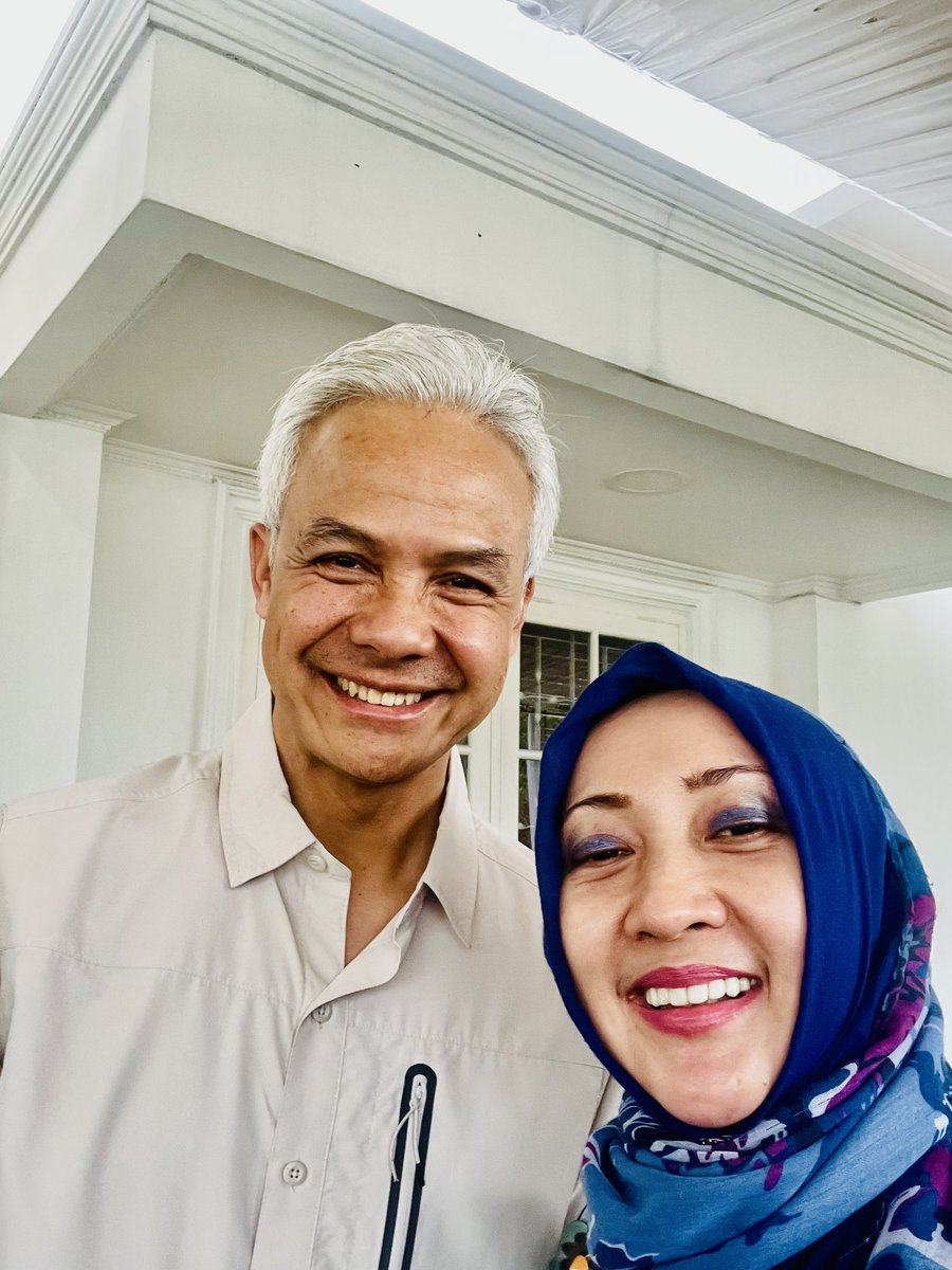 Pasti sudah pada tau kan saya swafoto dengan siapa? 

Bapak <a href="/ganjarpranowo/">Ganjar Pranowo</a> 🤗