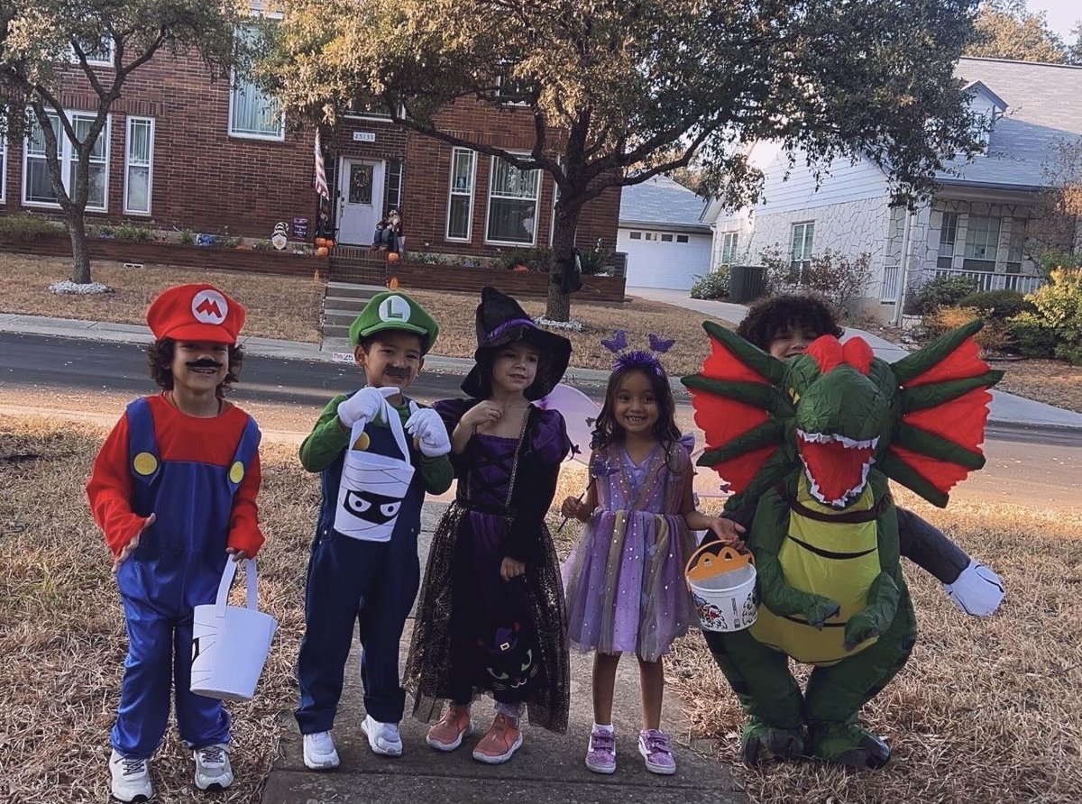 MoniCari08's tweet photo. Late post - Halloween with their BFFCousins 🥰 https://t.co/X15R7G1lOA