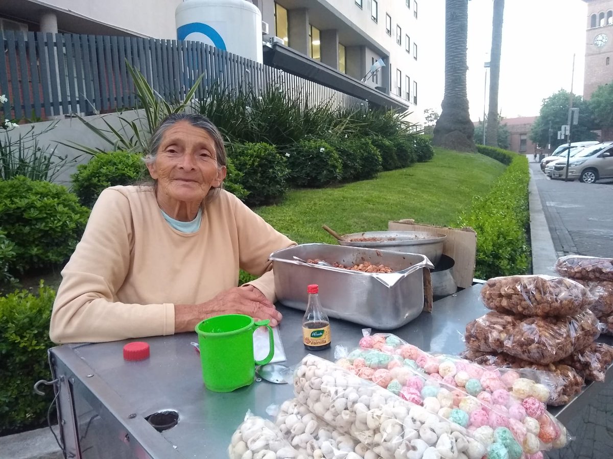 BaraldiSantiago's tweet photo. Julia hace 43 años que vende el mejor praliné de Rosario, en la esquina del Británico, Paraguay y Jujuy. En pandemia falleció su hija y quedó a cargo de 4 nietos. Una correntina resiliente que busca dónde  guardar su carrito en la zona del sanatorio. Ojalá consiga. https://t.co/rzLJ0bQ2hl