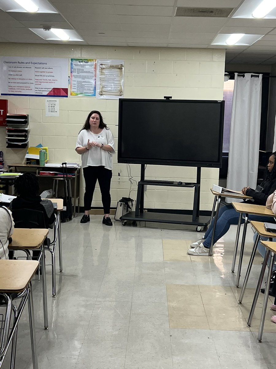 DMiller3374's tweet photo. 📚🎨 As we continue to celebrate National Career Development Week, our scholars had the opportunity to learn about the amazing programs offered by the SC Governor’s School for the Arts and Humanities! From Creative Writing to Visual Arts, they gained insights into how this school nurtures young talent across South Carolina.

A huge thank you to Ms. Scarlett Howard for stopping by and inspiring our students to dream big! 🌟 #CareerDevelopmentWeek #SCGSAH #FutureArtists @FairfieldMiddle