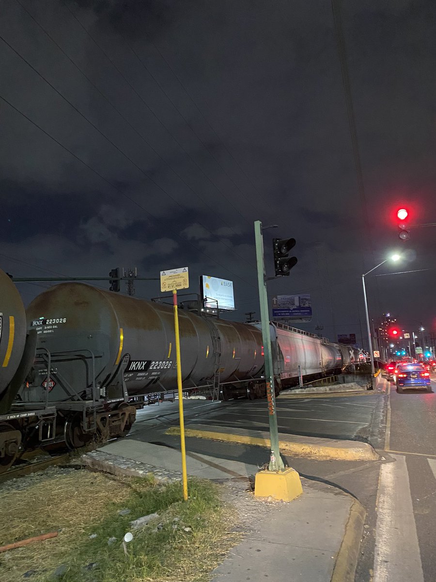 PaveL_Lugo's tweet photo. Tren parado  en fleteros y Gonzalitos tráfico parado @yadithvaldez https://t.co/Un1GwuaIJa