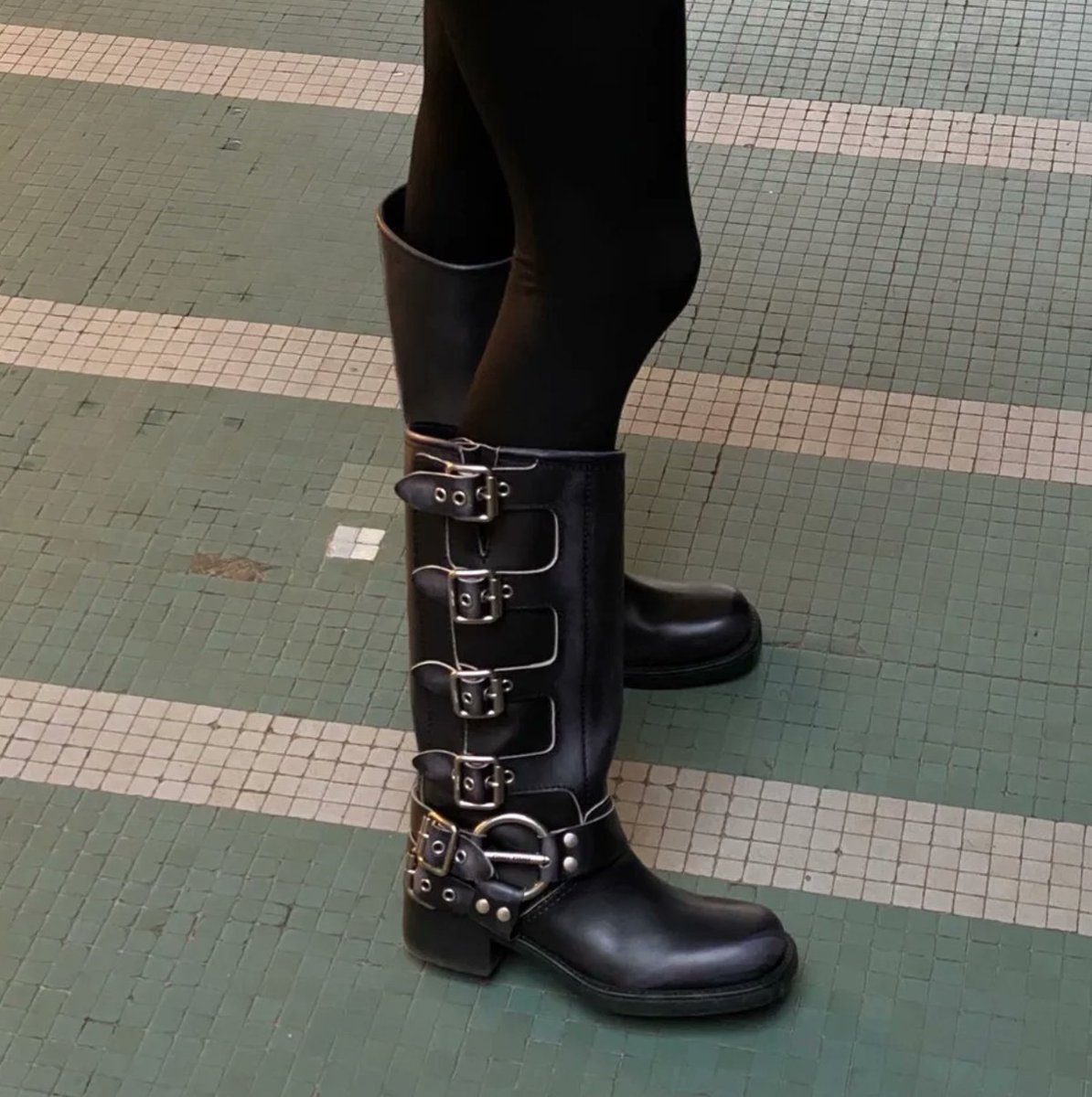 swatipya2's tweet photo. The grungy engineer boot trend is taking over! 🔥 Miu Miu’s bold F/W 22 boots with thick distressed leather &amp; metal harnesses are the next big thing. Frye, Jeffrey Campbell, &amp; Steve Madden are all on board. Ready for this fierce look? 🖤 #FashionTrends #BootsSeason https://t.co/PIhfWBXHmj