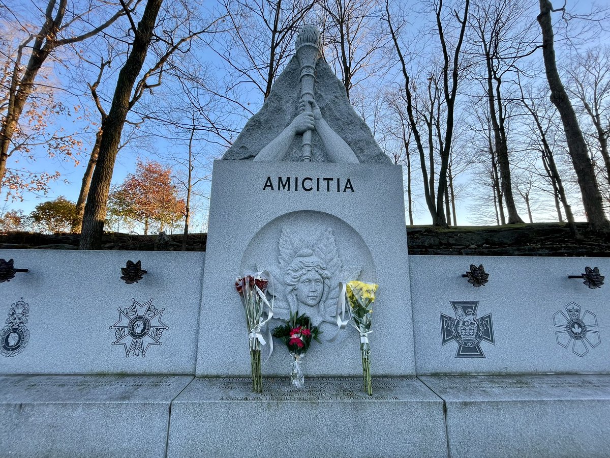 L’association Monument Amicitia France Canada rend hommage aux victimes des attaques de Paris en 2015 en déposant des fleurs. Un geste de mémoire, de solidarité et d’unité face à la violence. #MonumentAmicitia #Hommage #Paris #Mémoire #BeechwoodCemetery