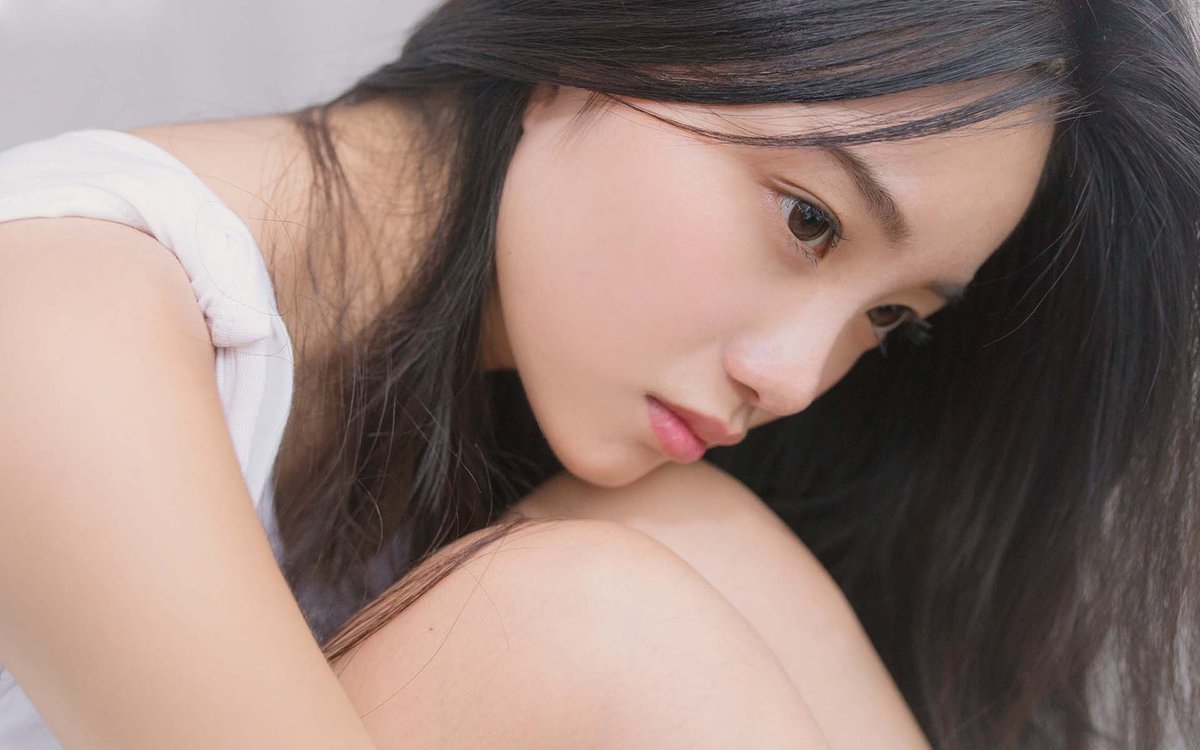 QuotesRMe's tweet image. The bright sun above feels like a spotlight on my loneliness.