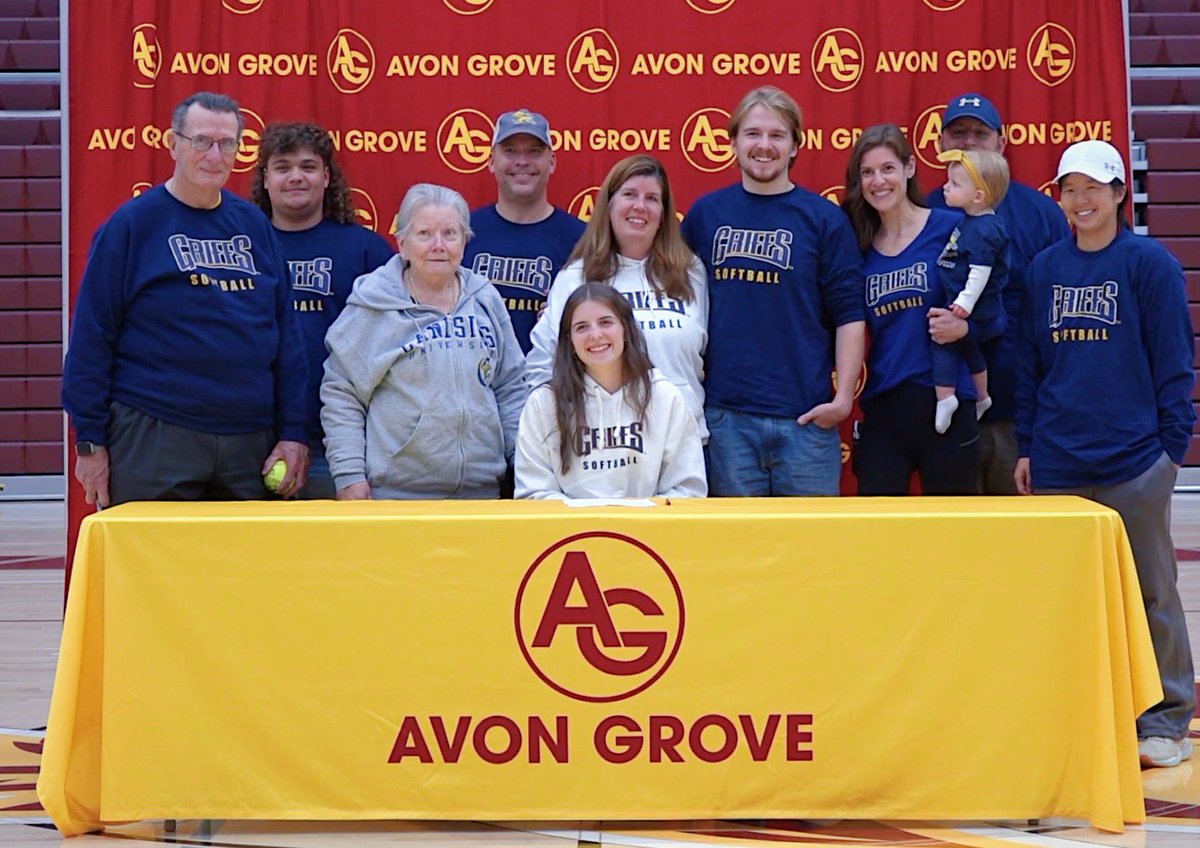 MichaelaSycalik's tweet photo. Officially a Golden Griffin!! 
@GriffsSoftball https://t.co/z7yZG0F09r