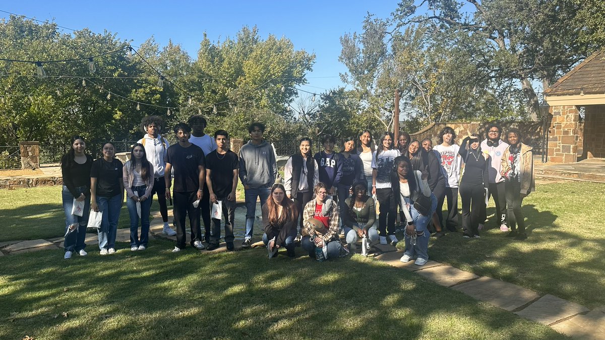 NewmanSmithAVID's tweet photo. Thank you @ABUest1939 for showing us around your beautiful campus today 💚 Our AVID Jrs. and Seniors really enjoyed your campus ✨📚 https://t.co/mIreLtTCM7