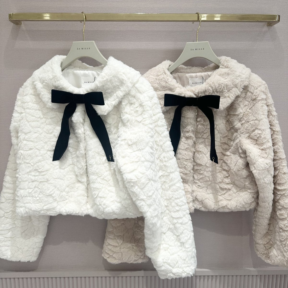 AnMILLEofficial's tweet photo. New Arrival

【店舗新作入荷】

本日新宿店限定で店舗に
新作入荷致しました！！

リボン付きファーコート
color : OW / PI
price : ¥15,800

入荷時間は店舗によって異なりますので
予めご了承ください。 https://t.co/5CBm16fMco