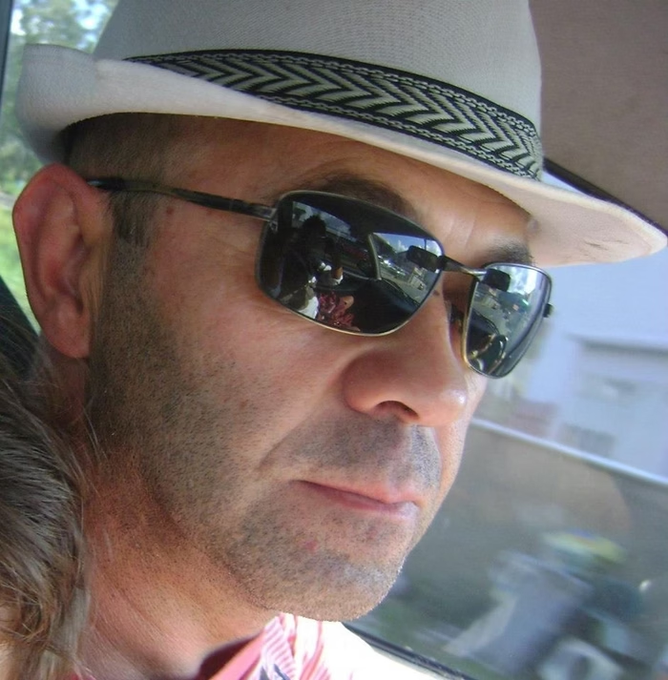 Alexmorettibr's tweet photo. URGENTE: O homem que morreu na explosão em frente ao STF bebeu água no dia 12 de novembro, um dia antes do ataque. Coincidentemente, nesse mesmo dia, Jair Bolsonaro também bebeu água. Fonte: Globo. https://t.co/RH9NBi4zMZ