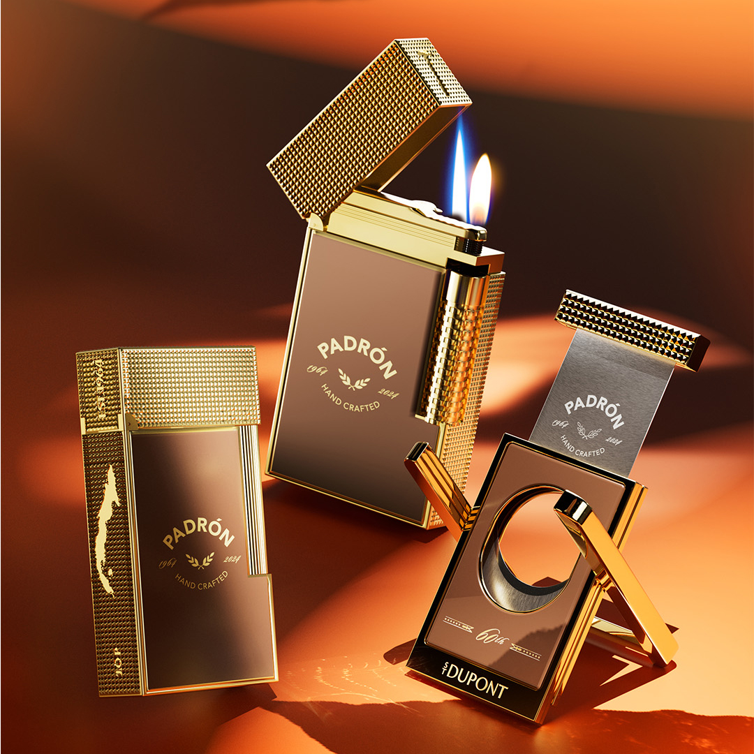 STDupontJaponO1's tweet image. プレミアムシガーブランドであるパドロンの創業60周年を記念し、エス・テー・デュポンが特別なコラボレーションを発表します。葉巻を楽しむ儀式を称え、道具だけでなく愛 好家の味覚と共鳴する体験も生み出します。
11月16日(土)発売

＃エステーデュポン
#stdupont
#stdupontlighter