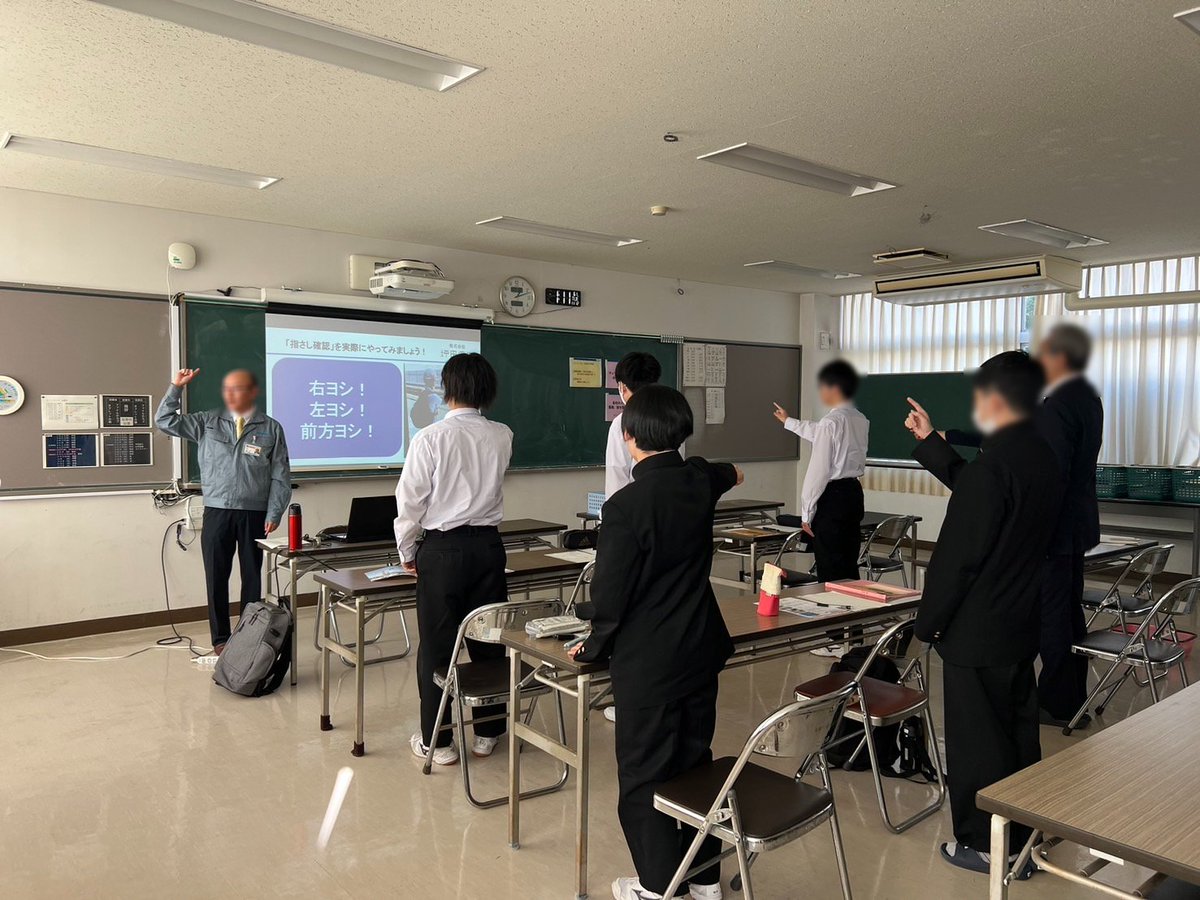 地元の高校へ会社説明会に行かせて頂き、鉄道の電気工事や仕事内容、安全作業についてお話させて頂きました💻資料、説明共に、とっても分かりやすかったと感想を頂きましたので、少しでも当社の仕事に興味を持ってもらえると嬉しいです😁来年のサマー求人でお待ちしております✨