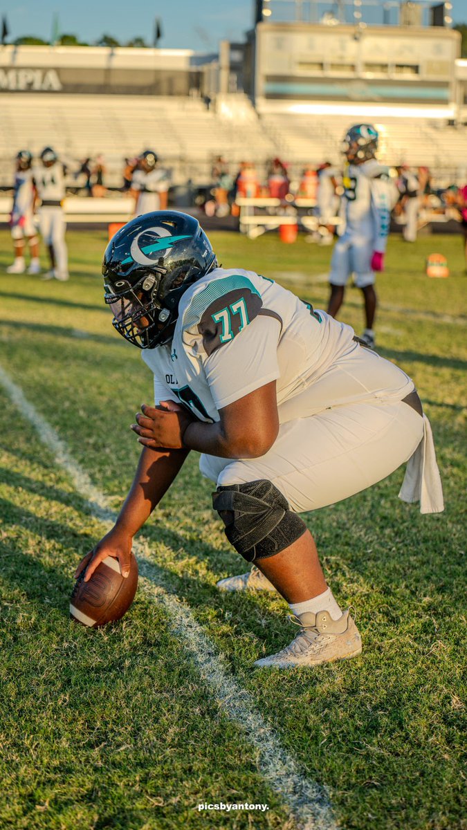 Xmathis70's tweet photo. Blessed to be apart of this program and culture for 4 years of my highschool career . thankful to all coaches who not only made me a better football player but a better man . Thankful for my teammates and brothers who fought  hard no matter the circumstance . Forever a titan ⚡️⚡️ https://t.co/Fgdcce77Tu