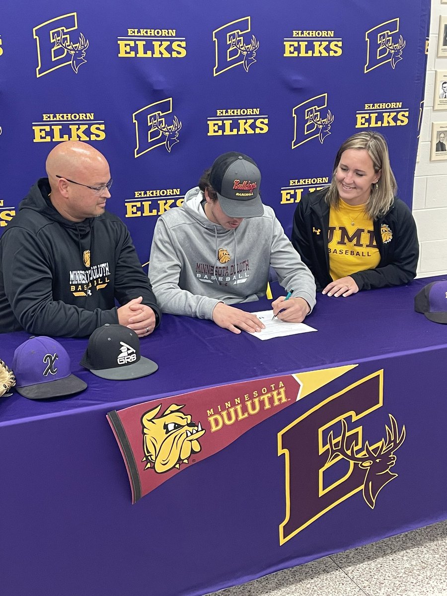 EAHSElks's tweet photo. Congratulations Ayden, Brolan, Veronica, and Ella on signing today.  #goelks https://t.co/tisU2nPKNG