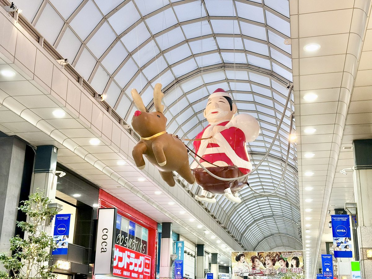 【仙台プチ情報】

仙台のアーケード街に仙台四郎サンタが現れる季節となりました。