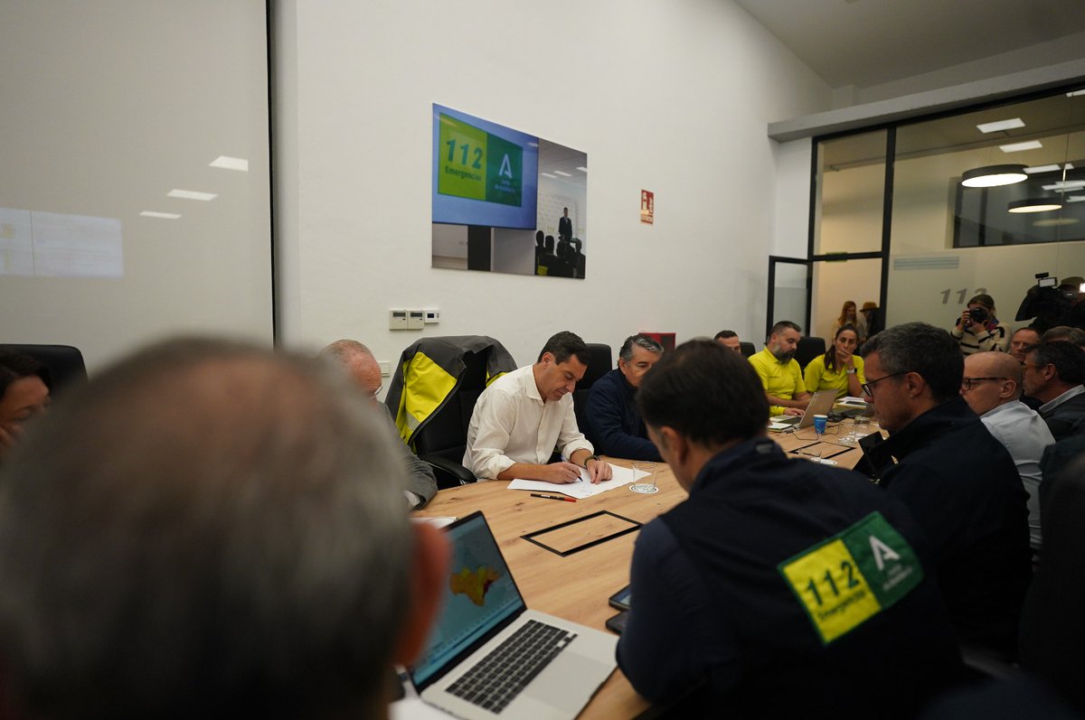 Me he trasladado al Centro de Coordinación de <a href="/E112Andalucia/">EMA 112</a> en Málaga para analizar la última hora de la DANA en #Andalucía.

La coordinación es máxima y estamos muy pendientes de lo que ocurra durante las siguientes horas.

Insistimos: PRECAUCIÓN y SENSATEZ, por favor.