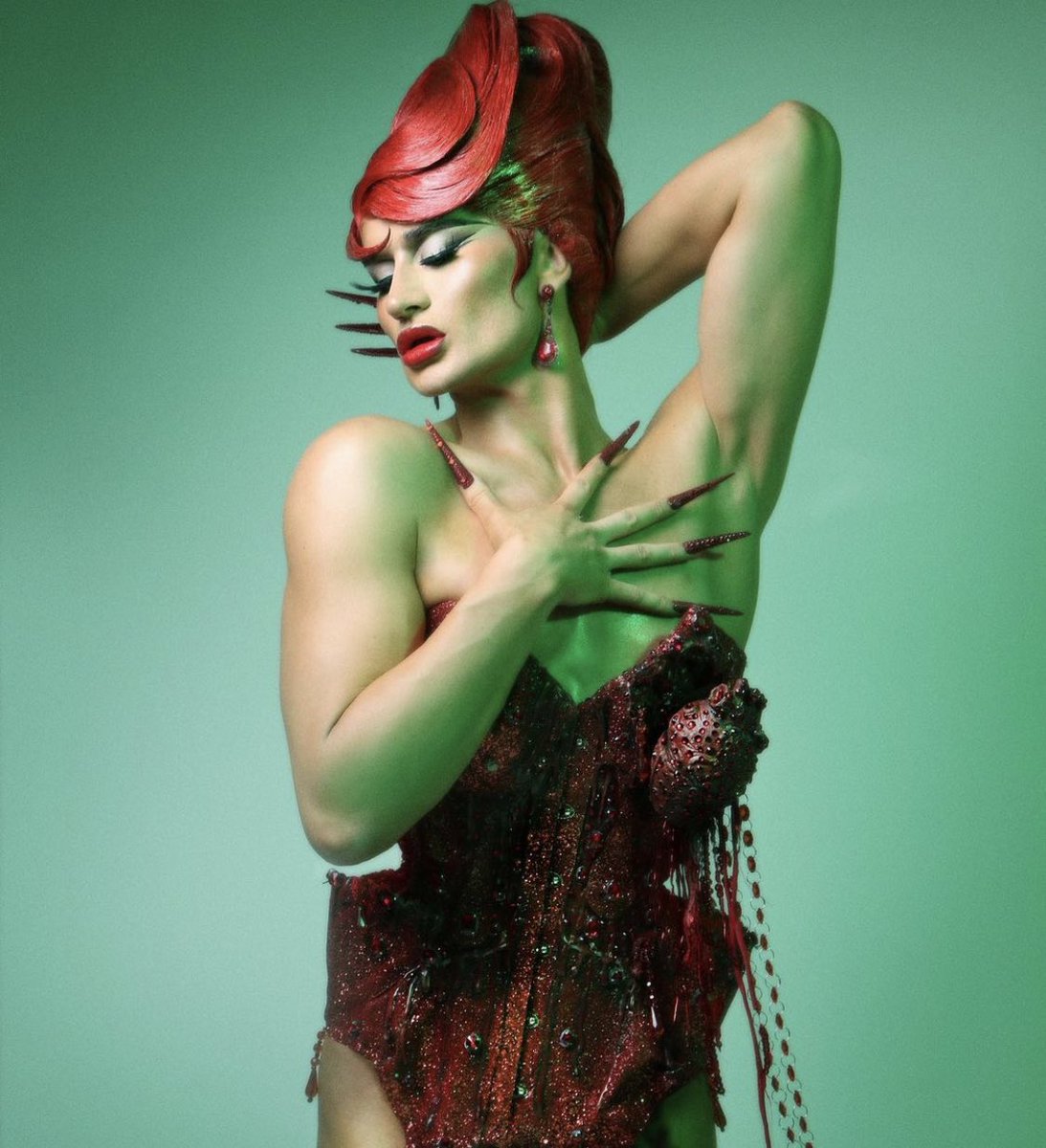 rewatching uk 6 and i forgot how cunt this look was