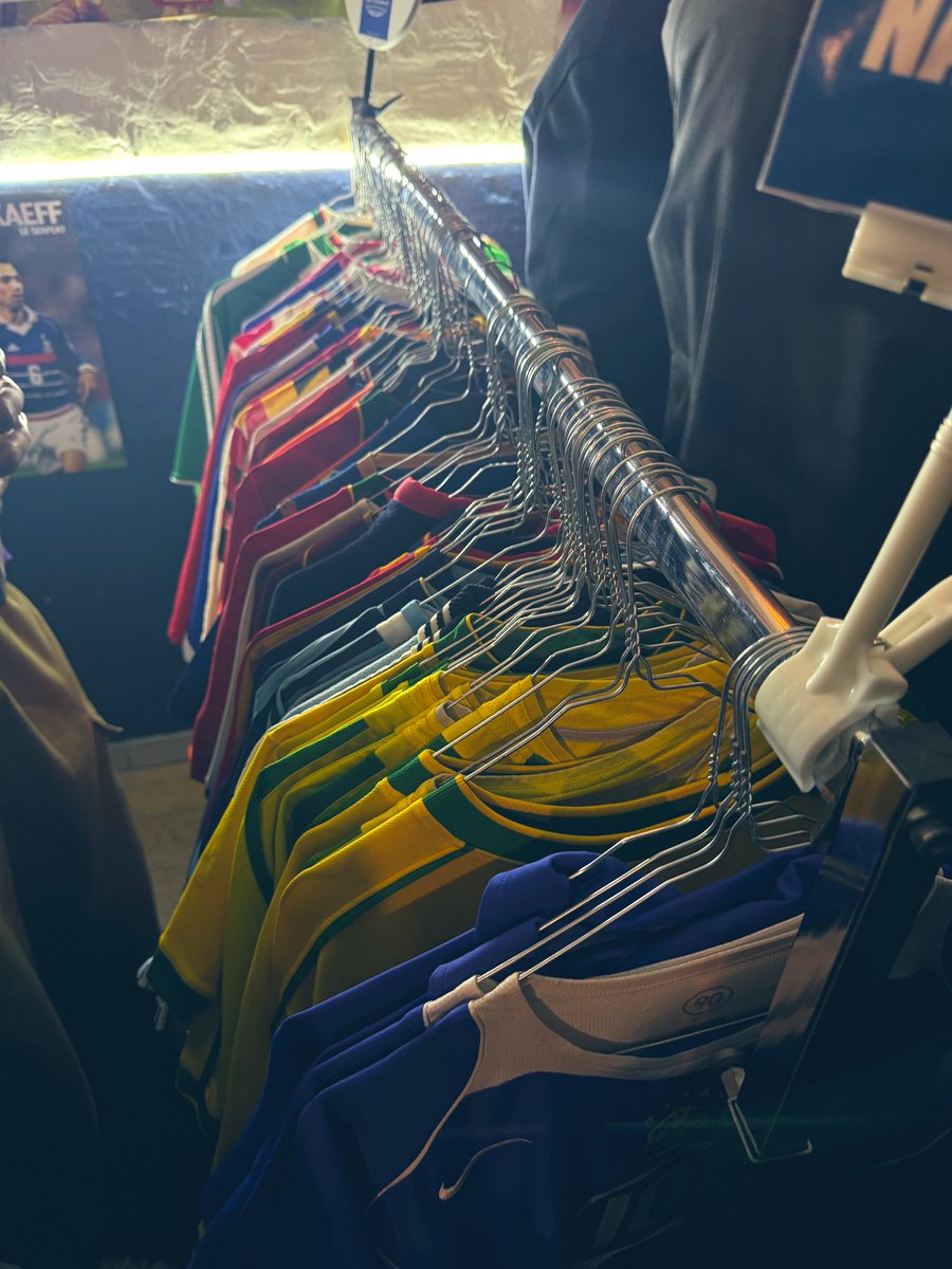 On a eu l'immense honneur d’être invités à l’ouverture du pop-up store organisé par <a href="/footpack/">footpack.</a> et <a href="/shirts_v/">VIntageFootShirts</a> à Paris. 😁

Cet événement a été l’occasion pour nous d’assister à un think tank passionnant sur le thème : “𝗟’𝗶𝗻𝗳𝗹𝘂𝗲𝗻𝗰𝗲 𝗱𝘂 𝗳𝗼𝗼𝘁𝗯𝗮𝗹𝗹 𝘀𝘂𝗿 𝗹𝗮 𝗺𝗼𝗱𝗲