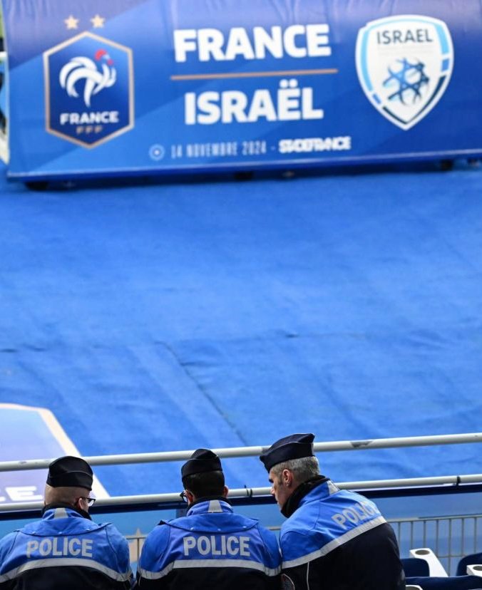 GrandserreSylv1's tweet photo. Ça va être bizarre les commentaires du match France-Israël : les "frappes", les "tirs", les "balles", les "offensives", les "attaques", "l'occupation du terrain"... Comment ne pas penser aussitôt aux dizaines de milliers de morts à Gaza,  essentiellement des femmes et enfants ? https://t.co/sqKM9nONac