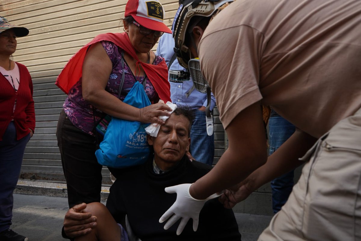 Mataperrea's tweet photo. #ParoNacional | Lorenzo. Reciclador. 57 años. No era parte de la protesta contra la inseguridad, pero fue herido por la @PoliciaPeru en la Av. Abancay, en Centro de Lima. Esto ocurre mientras Dina Boluarte vive en un mundo paralelo llamado #APEC2024.

📸José Ayllón https://t.co/OZsUojrRg1