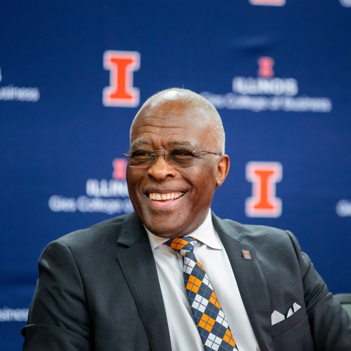 UofIllinois's tweet photo. Chancellor Robert Jones announced he will end his tenure as #ILLINOIS chancellor in June 2025.

"You have probably heard me say it is my great privilege to serve as chancellor of the greatest public university in the world. That was never a throwaway line. It was just the truth." https://t.co/I4oWTUx6hc
