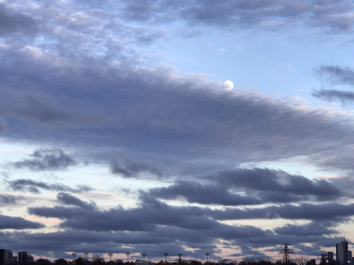 Barbara36's tweet photo. Great clouds tonite. Moon not quite full. https://t.co/atMZCGGXZf